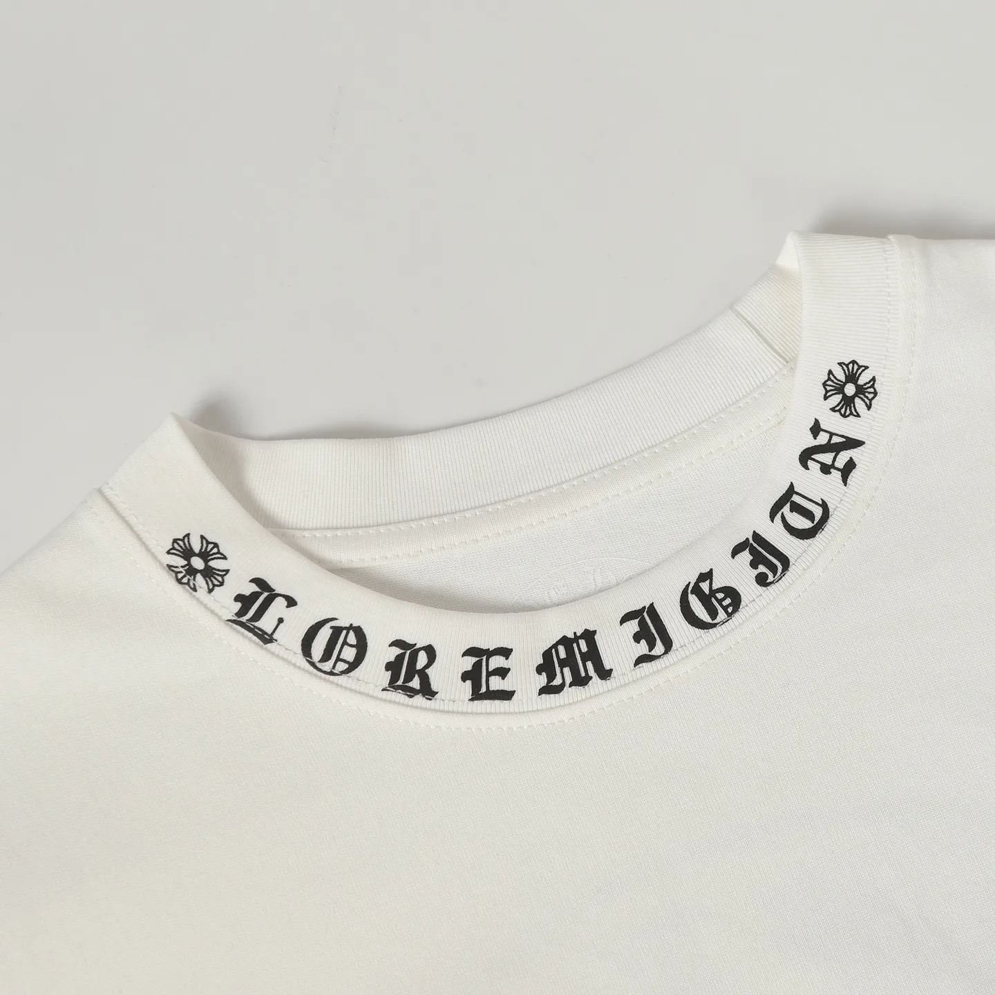 🅿️270 Come Hearts/Cro Heart Horseshoe Sanskrit Printed Long Sleeve, the King of Autumn and Winter! Chest pockets, high weight threads on the collar and cuffs, the fabric is custom woven and dyed 280g double yarn pure cotton fabric, washed anti-counterfeiting tags and other auxiliary materials are all correct versions, super conspicuous, super good-looking and super atmospheric, the same style for men and women! The overall upper body highlights fashion and individuality, and it is a recommended T-shirt for couples to wear together!! Color: black white Size: XS-L